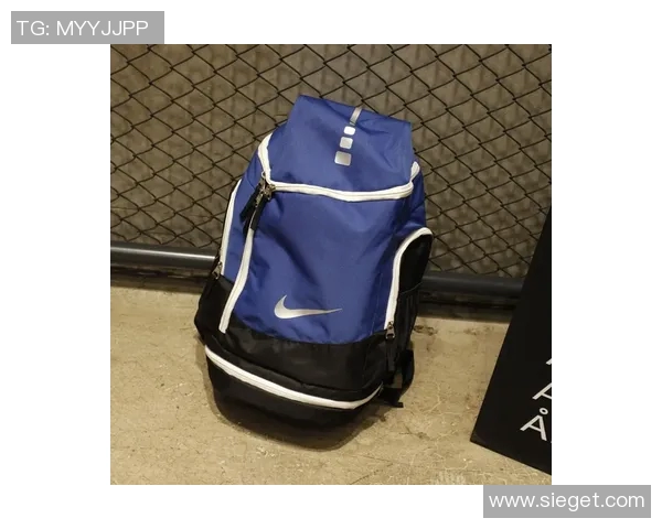 足球明星潮流手包与背包的时尚搭配解析与推荐